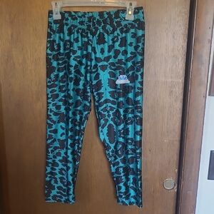 Stylish Adult Leopard Print Capri Leggings